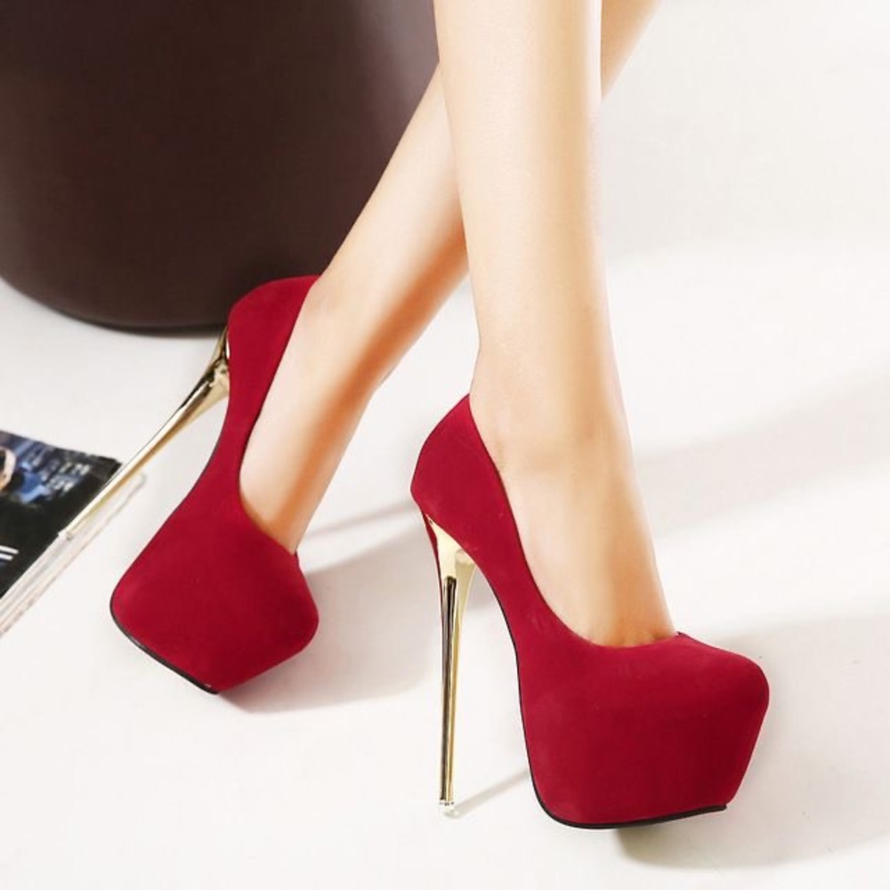 Red stilettos 👠
